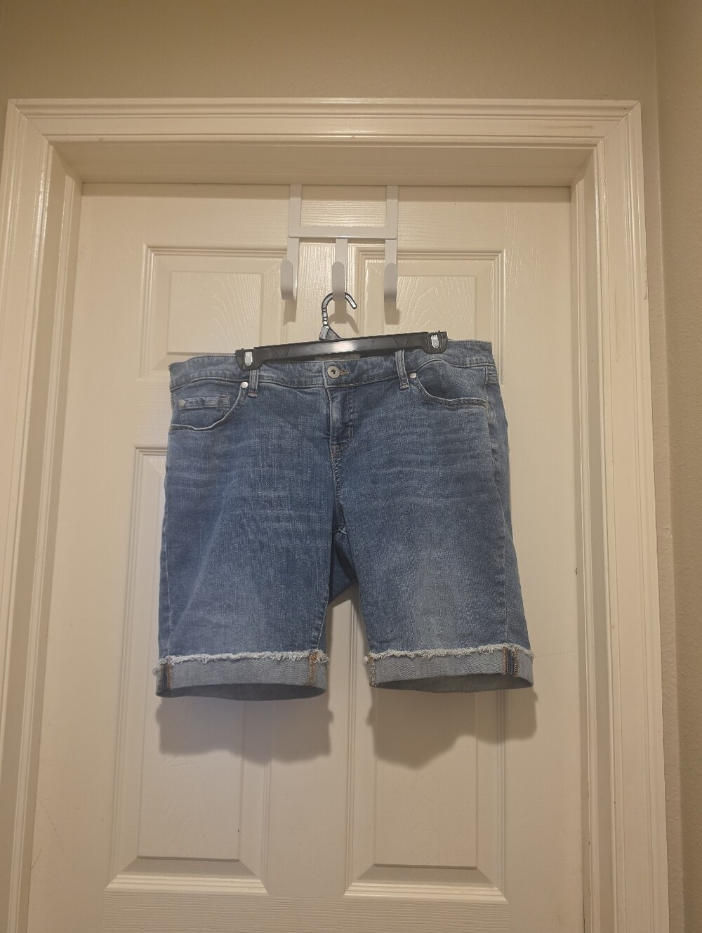 Torrid women's first at fit raw hem Denim blue jean Bermuda Shorts size 14 *
